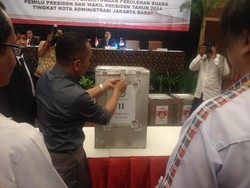 Saksi Tim Prabowo Protes Soal Surat Suara di TPS Duri Kosambi