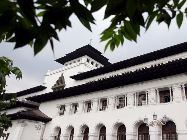 Melihat Kemegahan Gedung Sate