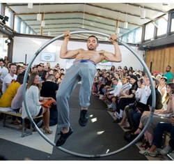 Foto: Para Model Ini Show Underwear Sambil Akrobat di Madrid