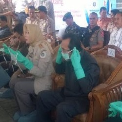 Mau Bakar Daging Celeng, Ini Peralatan Lengkap Mentan Suswono