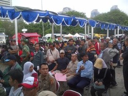 Ratusan Warga Jakarta Antre Tukar Uang Receh Baru di Monas