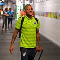 Alves Masih Ingin Bertahan di Barca