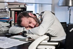 Ngantuk karena Lupa Sahur? Ini Trik Tidur Siang di Kantor Tanpa Diomeli Bos