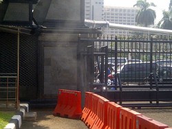 Setelah di Jalan Sudirman, Kini Asap Muncul di Gorong-gorong Polda Metro