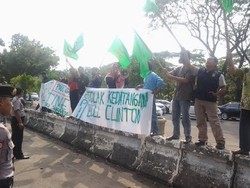 Dua Kelompok Masyarakat Berdemo di Depan Kedubes Amerika