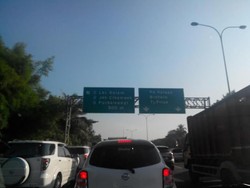 Mau Mudik? Siap-Siap Antrean Pertama Kendaraan di Tol Cikunir
