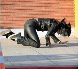 Ini 6 Penyebab Selebriti Terjatuh di Atas Panggung dan Red Carpet