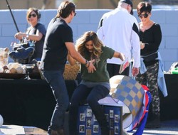 Begini Ekspresi Selebriti Saat Terjatuh, Kaget Sampai Menahan Malu