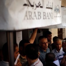 Gencatan Senjata 5 Jam, Warga Gaza Berbondong-bondong Datangi Bank