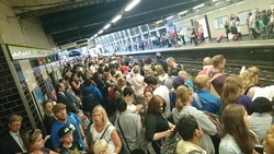 Jam Pulang Kantor, Stasiun Notting Hill Gate Inggris Serasa di Sudirman