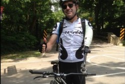 Meski Lengan Kirinya Diamputasi, Pria Ini Sanggup Bersepeda 482 Km!