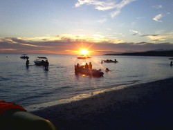 Menunggu Matahari Senja di Tanjung Bira