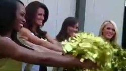 Usia 40 Tahun, Ibu Beranak Dua Ini Terpilih Jadi Cheerleaders