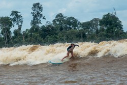 Surfing di Sungai & 4 Liburan Seru di Riau