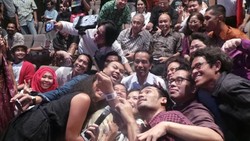 Jokowi Diajak Selfie Artis Pendukung Konser 7 Menuju Kemenangan Rakyat
