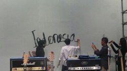 Diminta Ikut Menggambar, Jokowi Tulis Indonesia