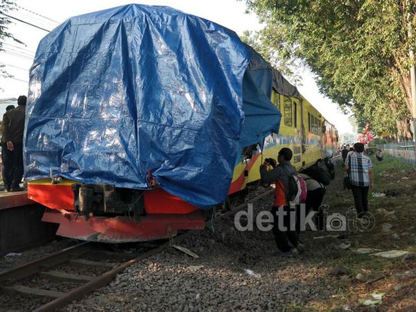 KA dan Truk Crane yang Tabrakan Dievakuasi