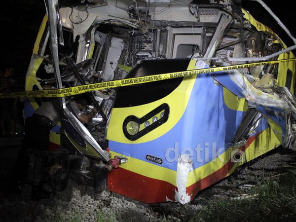 Kereta Api Tabrak Truk Crane di Sidoarjo