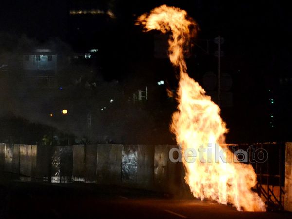 Dahsyatnya Kobaran Lidah Api di Sudirman