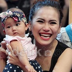 Puasa, Ayu Ting Ting Tetap Beri ASI Eksklusif untuk Bilqis