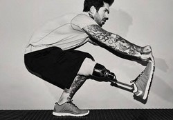 Wanita di Kursi Roda & Pria Berkaki Satu, Jadi Model untuk Label Fashion Ini