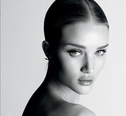 (Lagi) Rosie Huntington-Whiteley Pose Tanpa Busana Untuk Pemotretan Majalah