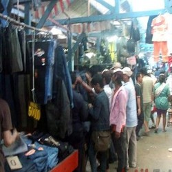 Pembeli Baju Bekas di Pasar Senen, dari Mahasiswa Hingga Orang Berduit