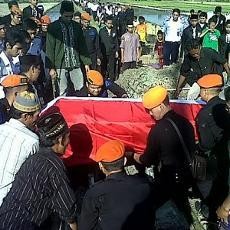 Istri Masinis KA Inspeksi Jatuh Pingsan Saat Jenazah Tiba di Rumah Duka