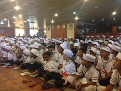 Di Atas Kapal Perang TNI, 300 Anak Yatim Dinasihati Agar Suka Makan Ikan
