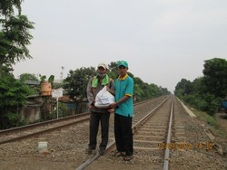 Bingkisan dari LAZIS Dewan Dakwah untuk Ibrohim Penjaga Pintu Maut