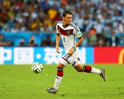 Ucapkan Syukur Usai Juara Dunia, Oezil Bantu Operasi 23 Anak di Brasil