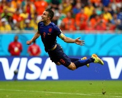 Gol Sundulan Terbang Van Persie Terlukis di Tembok Favela