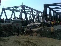 Ini Foto Jembatan Comal yang Ambles dan Bikin Macet Parah di Pantura