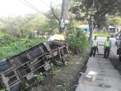 Hindari Antrean Kendaraan di Nagrek, Truk Pengangkut Aki Tabrak Pohon