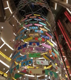 Wah! Puluhan Lukisan Digantung Sampai Langit-langit Mall Pasific Place