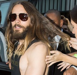 Keluar Hotel, Rambut Jared Leto Dijambak Fans Histeris
