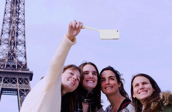 Fonhandle, Saingan Tongsis yang Absurd