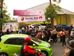 Porsche Club Indonesia Surabaya Chapter Bagi Ribuan Takjil