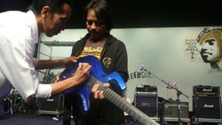 Kisah Dewa Budjana, Golput, dan Tanda Tangan Jokowi di Gitarnya