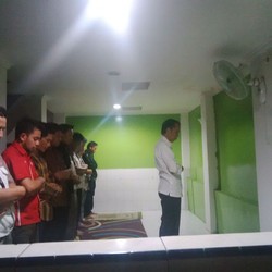 Jokowi Jadi Imam Salat Magrib di Restoran Seafood