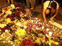 Lilin dan Karangan Bunga untuk Korban MH17