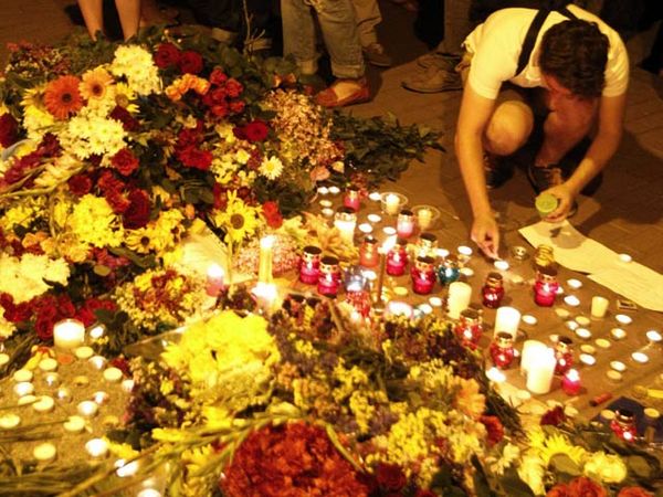 Lilin dan Karangan Bunga untuk Korban MH17