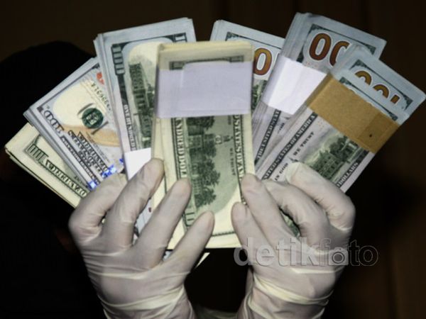 KPK Tunjukkan Barbuk Pemerasan Bupati Karawang