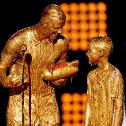 Raih Legend Award Nickelodeon, David Beckham dan Putra Disiram Emas