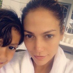 Begini Penampakan Jennifer Lopez Tetap Cantik Tanpa Makeup