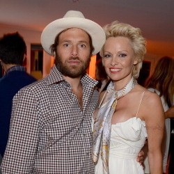 Baru Gugat Cerai, Pamela Anderson Umbar Kemesraan Lagi dengan Suami