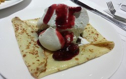 Le Cafe Gourmand: Tergoda Crepes Satine Prancis yang Lembut dengan Topping Meringue