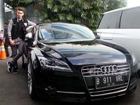 Verrell Bramasta dan Mobil Sport Mewah Kesayangannya