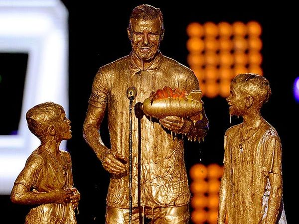 Byurrr! David Beckham dan Dua Anaknya Diguyur Emas