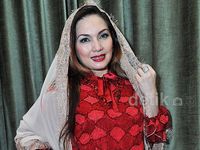 Ketika Nia Daniati Jadi Model Busana Muslim